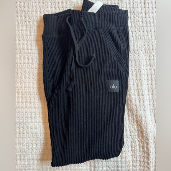 ALO Yoga Muse Sweatpants in Black - Picture 5 of 7